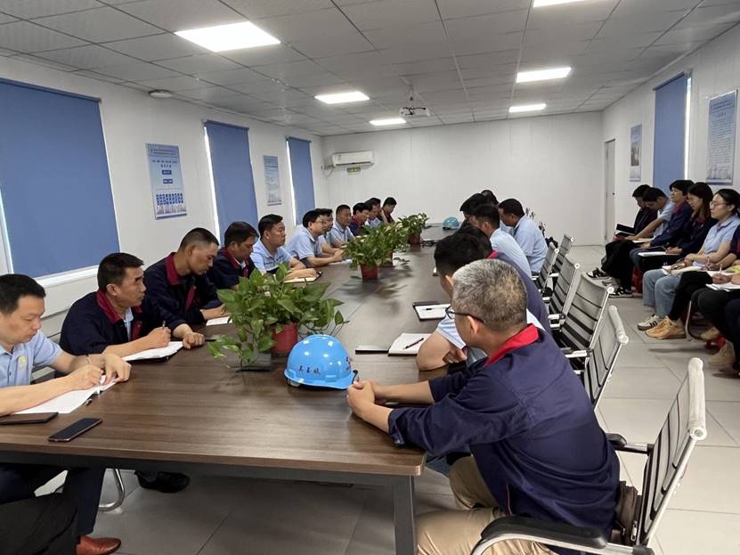 公司党委书记王伍升送履新干部赴任 公司党委书记王伍升送履新干部赴任